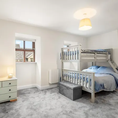 Apartment 17 Court *