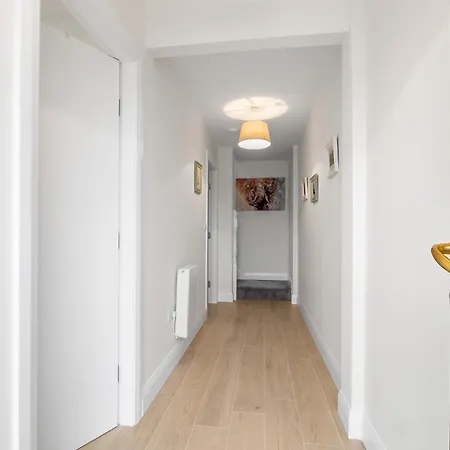 Apartment 17 Court *